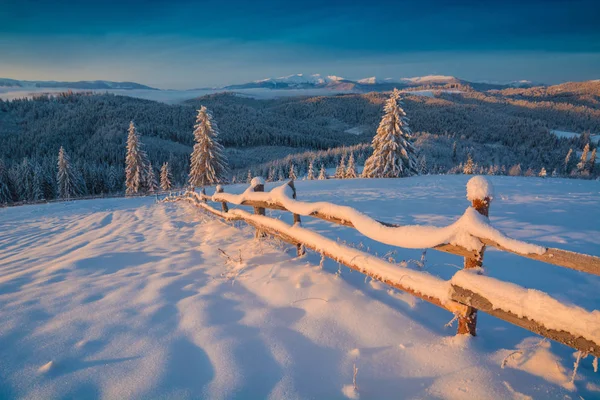 Schöner gefrorener Morgen in den Karpaten — Stockfoto