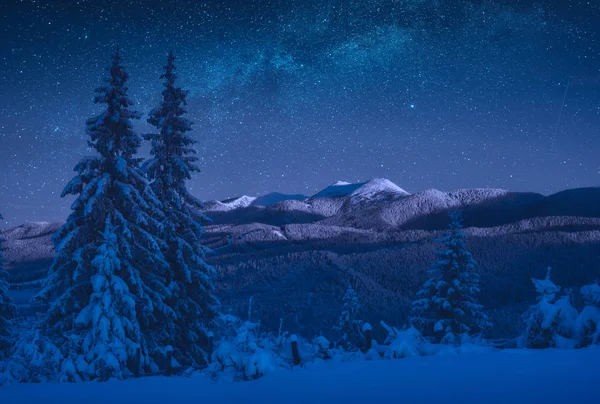 Χιονισμένα βουνά κάτω από τον έναστρο ουρανό — Φωτογραφία Αρχείου