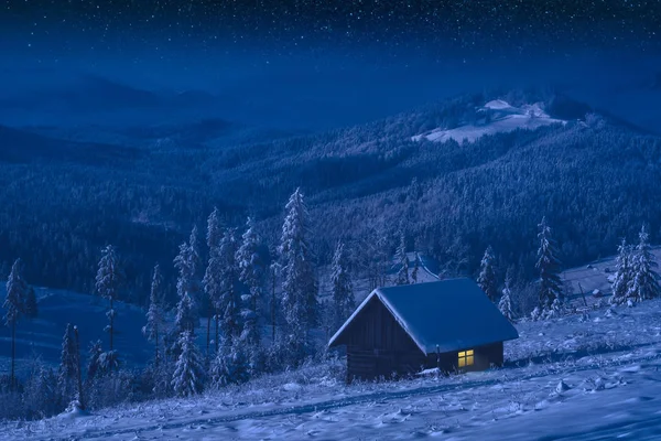 Деревянный дом в лунном свете ночью — стоковое фото