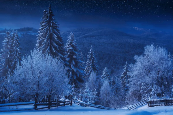 Valle montañoso alpino cubierto de escarcha por la noche — Foto de Stock