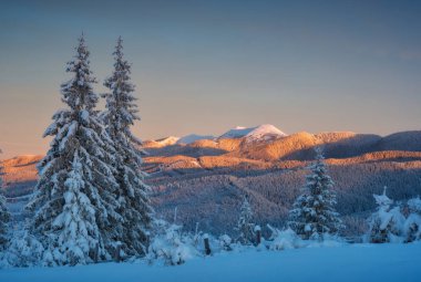 Sabah ışığıyla aydınlatılan uzak dağ