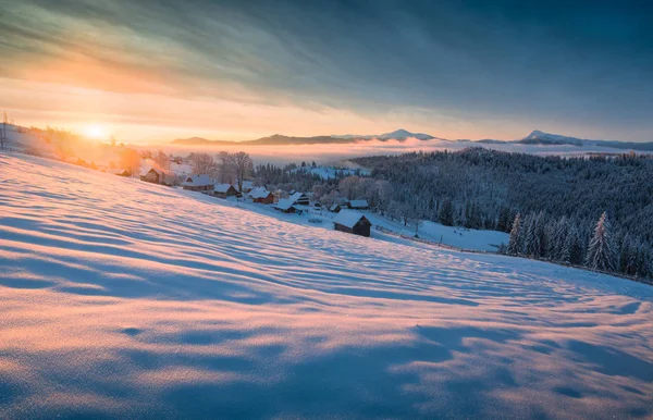 Goldener Sonnenaufgang über dem Bergdorf der Karpaten — Stockfoto