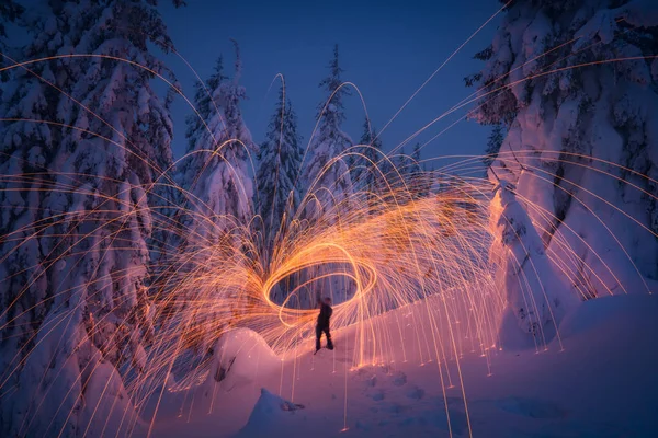 Mann im winterlichen Waldbild bei Licht — Stockfoto
