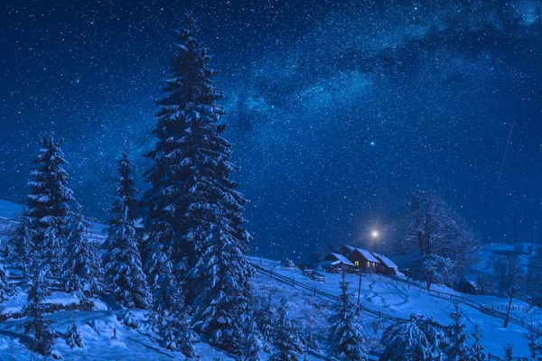Montaña alpina bajo el cielo estrellado nocturno —  Fotos de Stock