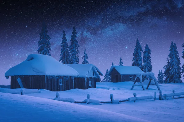 Aldea rústica alpina cubierta de nieve por la noche —  Fotos de Stock