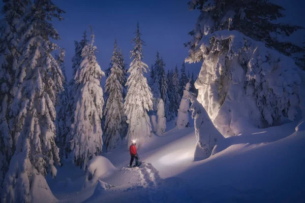 Hiker s baterkou v zimním lese — Stock fotografie