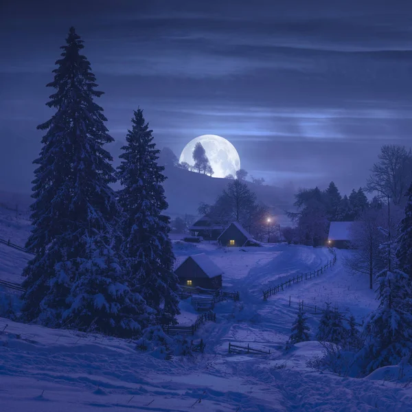 Salida de la luna llena sobre el pueblo de montaña —  Fotos de Stock