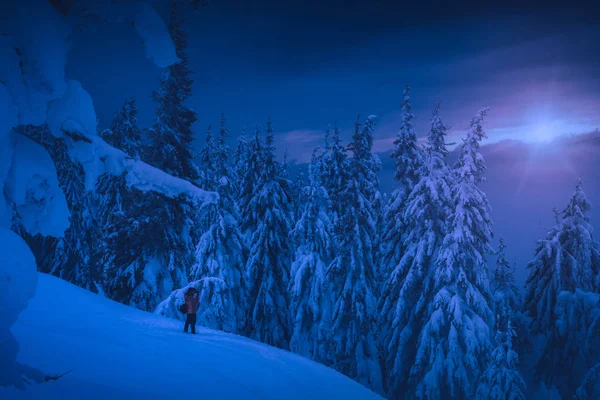 Člověk si vezme fotku v nočním zimním údolí. — Stock fotografie