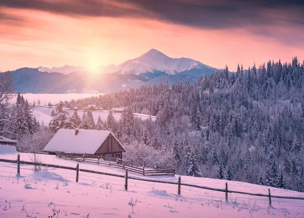 Incredible sunset in alpine ukrainian village — Stock Photo, Image