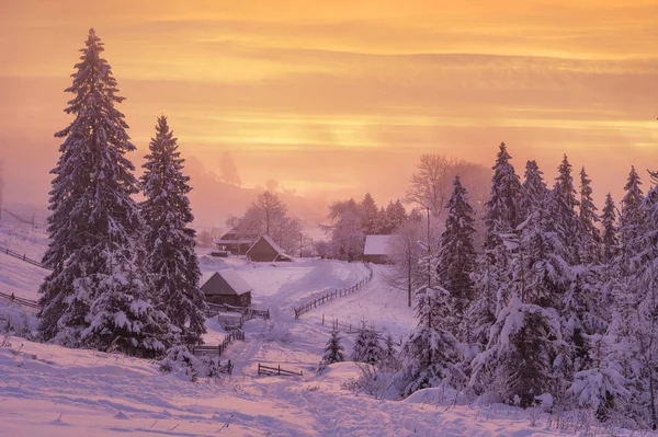 Goldener Sonnenaufgang im Alpendorf — Stockfoto