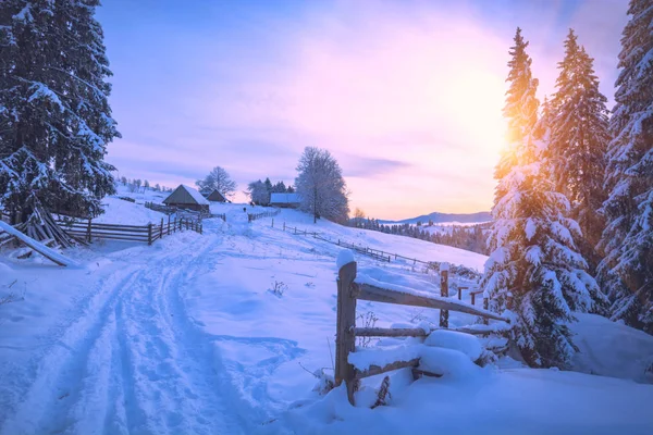 Village alpin à la lumière du coucher du soleil d'hiver — Photo