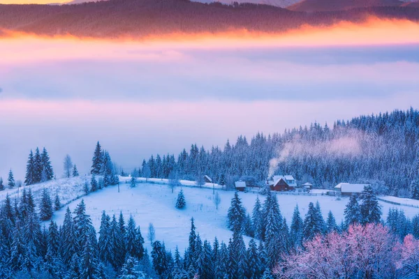 Traumhafte Winterlandschaft mit Holzhäusern — Stockfoto