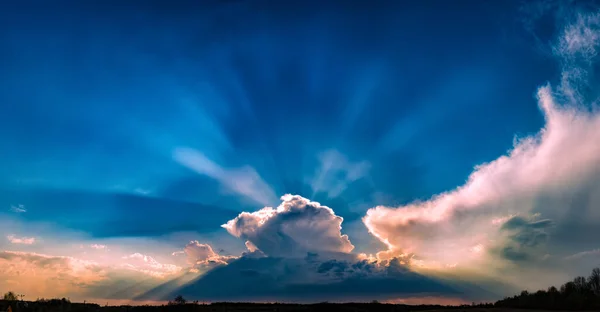 Panorama Van Bewolkte Hemel Met Veel Zonnestralen Pluizige Wolk Bij — Stockfoto