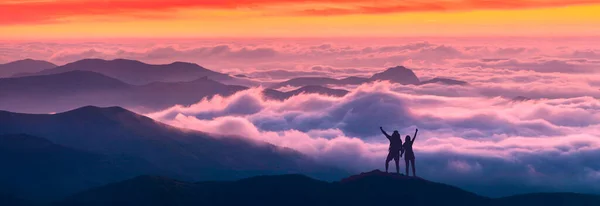 Ευτυχισμένοι Πεζοπόροι Ένα Λόφο Ομιχλώδη Βουνά Πρωί Πριν Την Ανατολή — Φωτογραφία Αρχείου