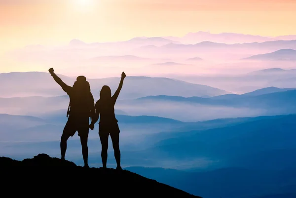 Pasangan Muda Bahagia Wisatawan Dengan Ransel Atas Menikmati Pegunungan Berkabut — Stok Foto