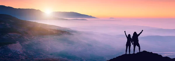 Σιλουέτα Δύο Πεζοπόρους Μια Κοιλάδα Του Βουνού Την Αυγή Ταξίδι — Φωτογραφία Αρχείου