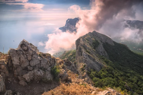 Deniz Üzerinde Bulutları Olan Muhteşem Kırım Dağı Vadisi — Stok fotoğraf