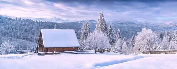 Winter Den Ukrainischen Karpaten Neuschnee Lag Auf Einem Dach Und — Stockfoto