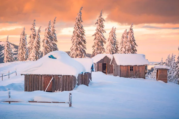 Alpines Verlassenes Bergdorf Mit Neuschnee Bedeckt Bunte Outdoor Szene Happy — Stockfoto