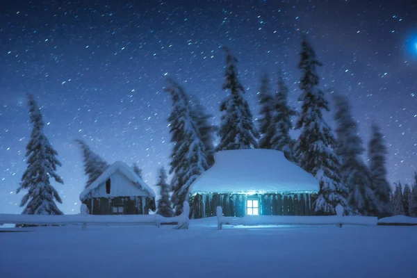 Bergdorf Der Nacht Mit Neuschnee Bedeckt Viele Sterne Himmel Dunkles — Stockfoto