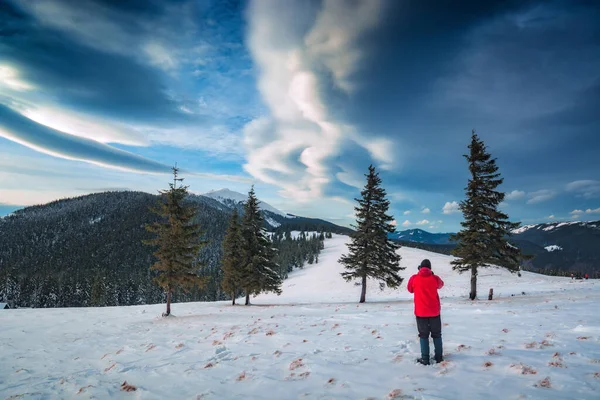 Fotograf Zimním Horském Údolí Pořídí Snímek Neobvyklých Mraků Obloze — Stock fotografie