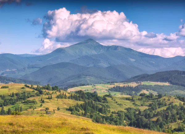 Yaz Vadisinin Heybetli Manzarası Dağların Zirvesi Bulutlarda — Stok fotoğraf