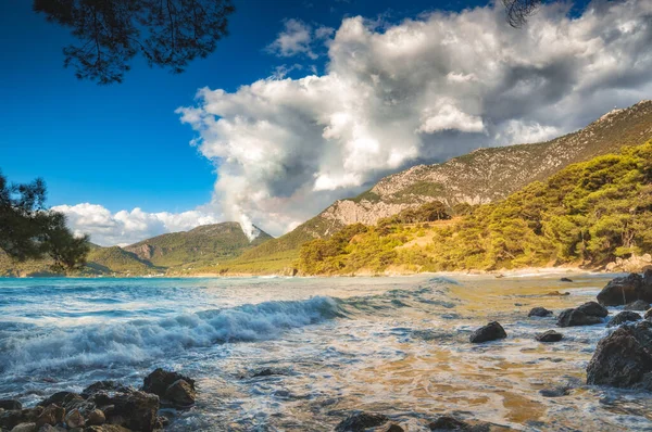 Costa Mar Perto Korsan Koyu Com Fogo Uma Montanha Distante — Fotografia de Stock