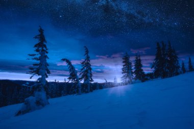 Donmuş kış aydoğumu Alp dağlarında Parlak yıldızlı gece gökyüzünde.