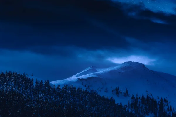 山のピーク月明かりの下で雪で覆われた 夜の冬の風景 — ストック写真