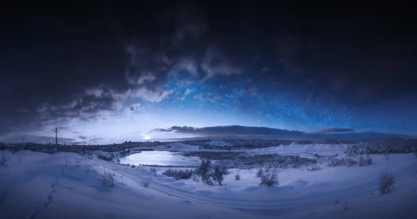 Majestueuze Maanopkomst Boven Rivier Vallei Bedekt Met Pluizige Verse Sneeuw — Stockfoto