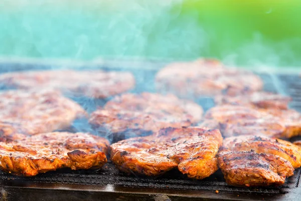 Vlees Varkensvlees Biefstuk Een Hete Grill Bbq Met Rook Vuur — Stockfoto