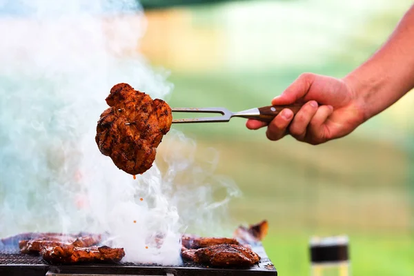 Vlees Varkensvlees Biefstuk Een Hete Grill Bbq Met Rook Vuur — Stockfoto