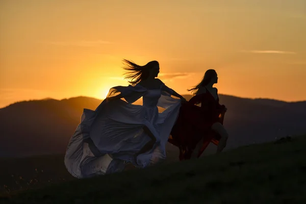 Donne Felici Libere Godendo Tramonto Della Natura Libertà Felicità Divertimento — Foto Stock