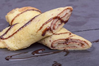 Krep muz ve çikolata yuvarlak kayrak stand ile