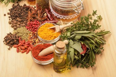 Ahşap arka planda çeşitli baharatlar.