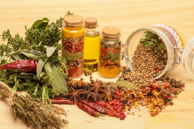 Ahşap arka planda çeşitli baharatlar.