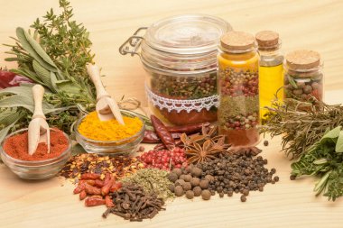 Ahşap arka planda çeşitli baharatlar.