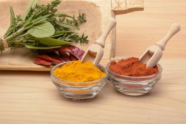 Ahşap arka planda çeşitli baharatlar.