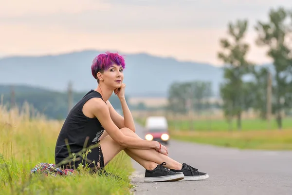 Ung Kvinna Med Lila Hår Utomhus — Stockfoto