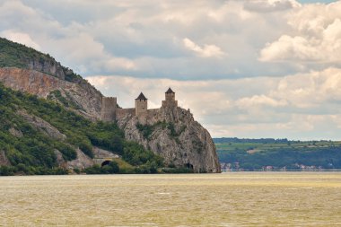 Golubac kalesi / kalesi, 14. yüzyılda inşa edilmiş, Sırbistan 'daki Tuna nehrinin kıyısında