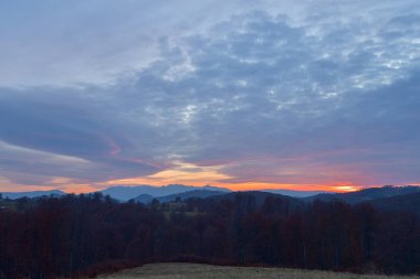 Sis ve bulutlar batımında doğadan güzel