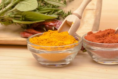 Ahşap arka planda çeşitli baharatlar.