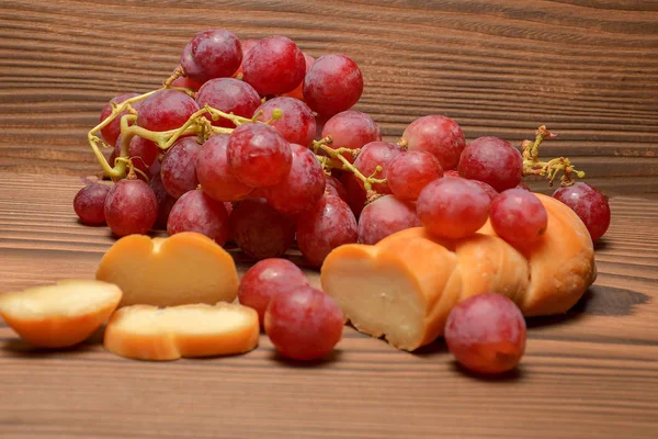 Queijo Uvas Fundo Madeira Com Espaço Cópia Foco Seletivo — Fotografia de Stock