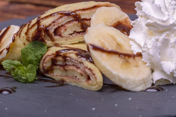 Krep muz ve çikolata yuvarlak kayrak stand ile