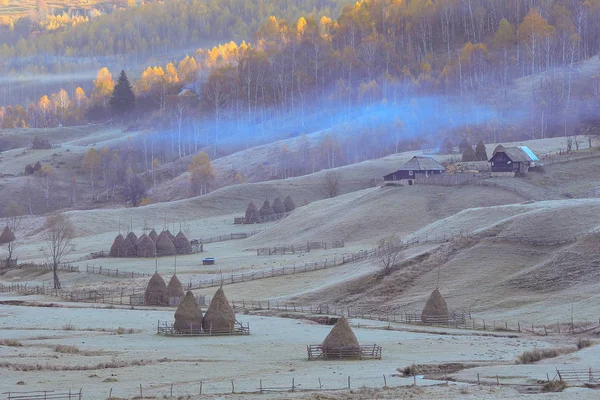 Berglandschap Met Najaar Ochtend Mist Bij Zonsopgang Fundatura Ponorului Roemenië — Stockfoto