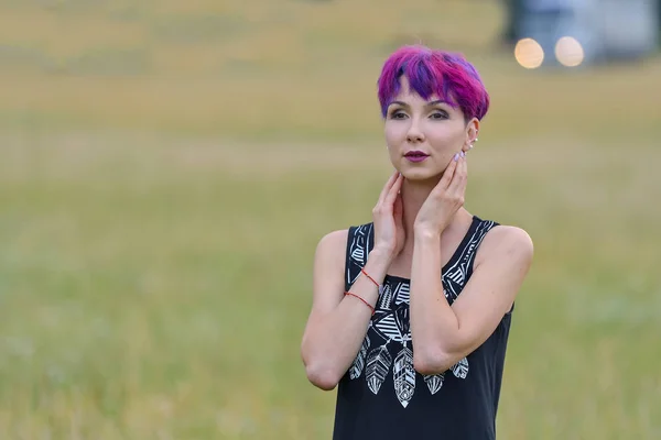 Mujer Joven Con Pelo Morado Aire Libre —  Fotos de Stock