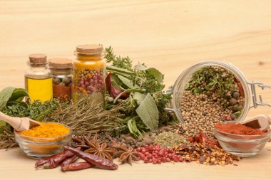 Ahşap arka planda çeşitli baharatlar.