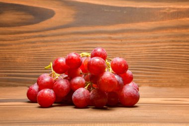 ahşap arka plan kopya alanı ile üzüm,