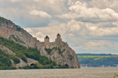 Golubac kalesi / kalesi, 14. yüzyılda inşa edilmiş, Sırbistan 'daki Tuna nehrinin kıyısında