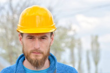 Happy kendine güvenen genç adam kask içinde sakallı